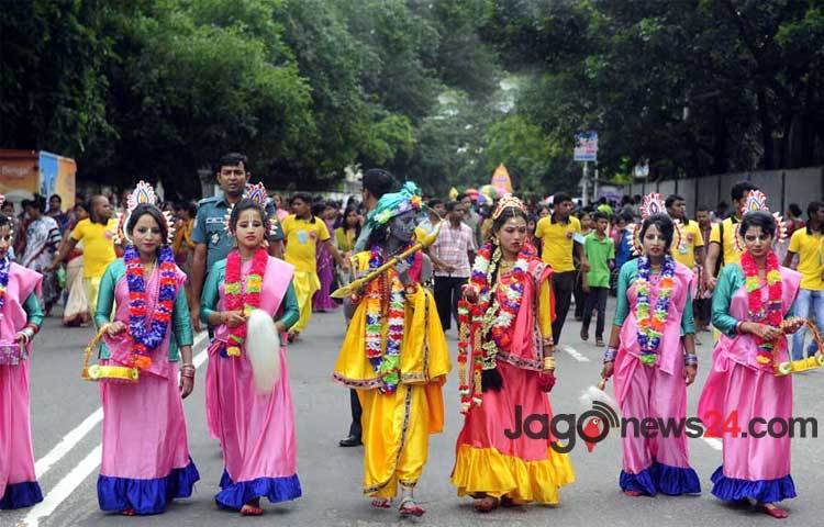 সনাতন ধর্মাবলম্বীদের উল্টো রথযাত্রা উপলক্ষে রোববার বিকেলে জাতীয় প্রেস ক্লাবের সামনে শোভাযাত্রা।