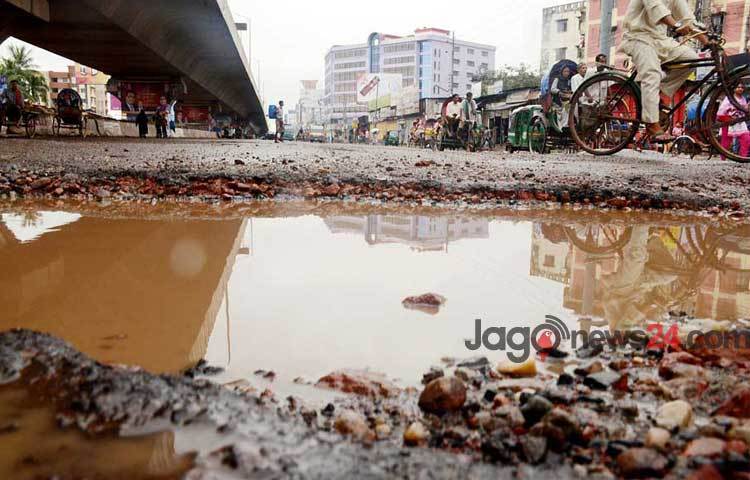 রাজধানীর যাত্রাবাড়ীর ব্যস্ততম রাস্তার চিত্র।