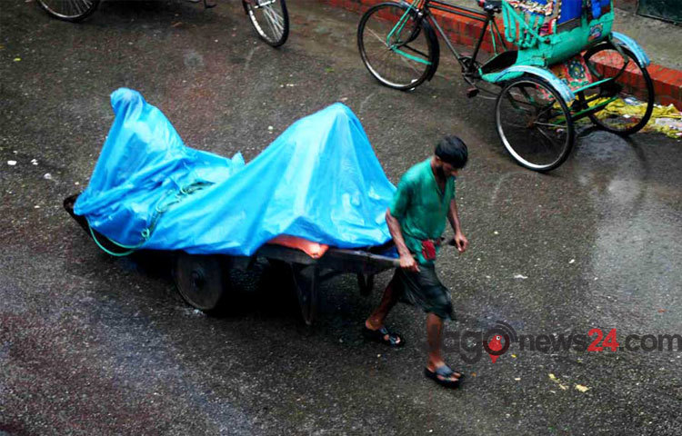রাজধানীতে দিনব্যাপী গুড়ি গুড়ি বৃষ্টির চিত্র। দুর্ভোগে নগরবাসীরা।