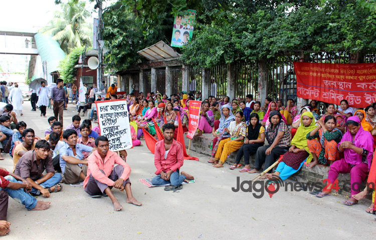 বকেয়া বেতন ও ঈদ বোনাসের দাবিতে গত ১২ জুলাই থেকে জাতীয় প্রেসক্লাবের সামনে টানা আন্দোলন করে যাচ্ছেন সোয়ান গার্মেন্টের শ্রমিকরা।
