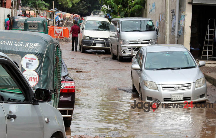 রাজধানীর বিভিন্ন এলাকায় রাস্তার বেহাল অবস্থা। ছবিটি বেগুনবাড়ি এলাকা থেকে তোলা।