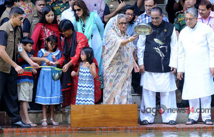বুধবার দুপুরে রাজধানীর কৃষিবিদ ইন্সটিটিউশনে &lsquo;জাতীয় মৎস্য সপ্তাহ-২০১৫&rsquo; এর উদ্বোধন অনুষ্ঠানে প্রধানমন্ত্রী শেখ হাসিনা।