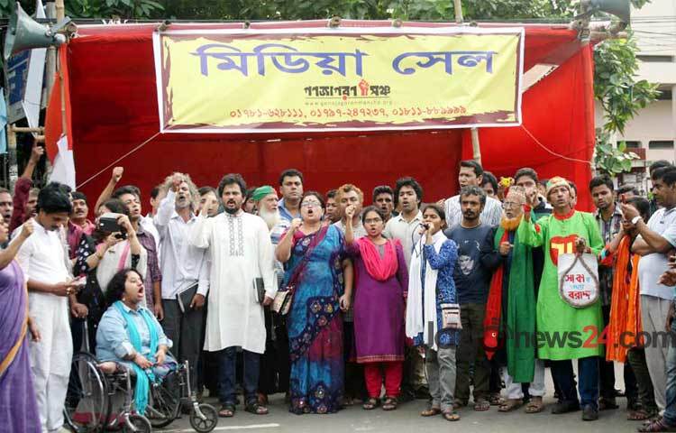 সালাউদ্দিন কাদের চৌধুরীর ফাঁসির দাবিতে গণজাগরণ মঞ্চ শাহবাগ মোড়ে বিক্ষোভ অব্যাহত রেখেছে।