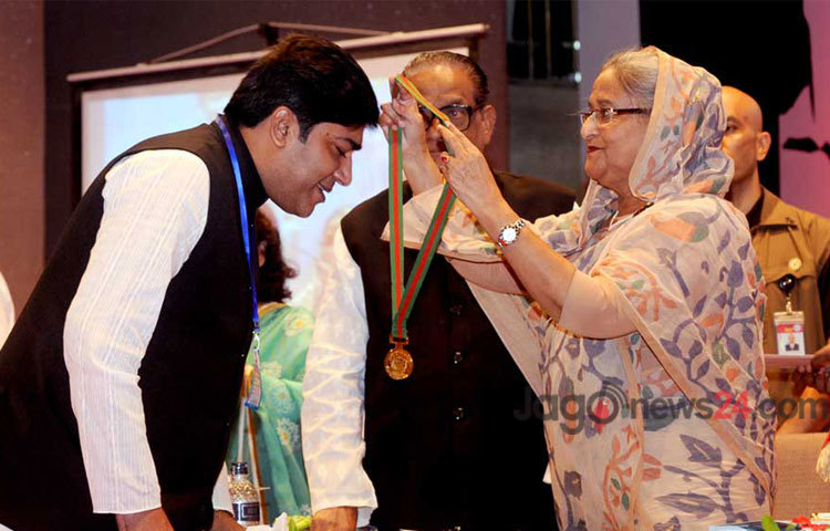 বুধবার দুপুরে রাজধানীর কৃষিবিদ ইন্সটিটিউশনে &lsquo;জাতীয় মৎস্য সপ্তাহ-২০১৫&rsquo; এর উদ্বোধন অনুষ্ঠানে প্রধানমন্ত্রী শেখ হাসিনা।