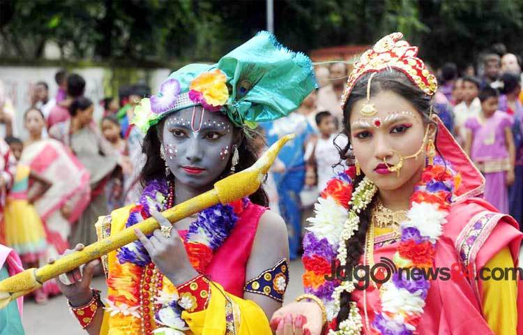 সনাতন ধর্মাবলম্বীদের উল্টো রথযাত্রা উপলক্ষে রোববার বিকেলে জাতীয় প্রেস ক্লাবের সামনে শোভাযাত্রা।