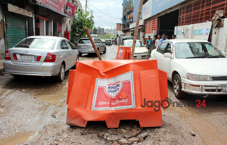 রাজধানীর বিভিন্ন এলাকায় রাস্তার বেহাল অবস্থা। ছবিটি বেগুনবাড়ি এলাকা থেকে তোলা।