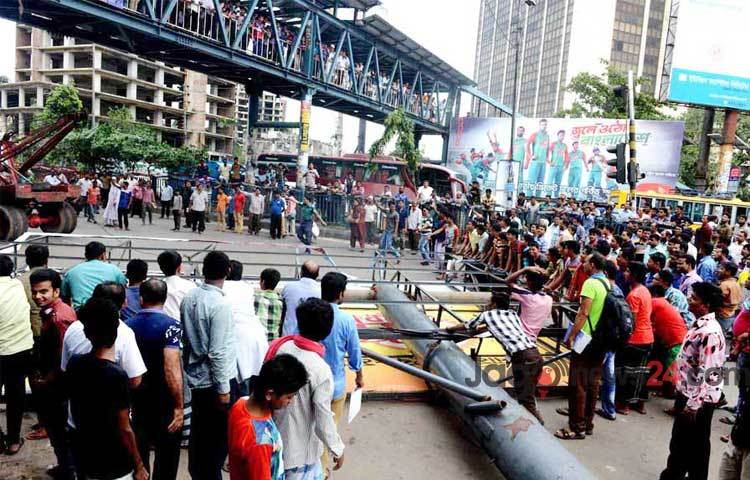 রোববার বিকেল সাড়ে ৩টার দিকে রাজধানীর মতিঝিলের শাপলা চত্বর এলাকায় বিলবোর্ড পড়ে এক পথচারী আহত হন।
