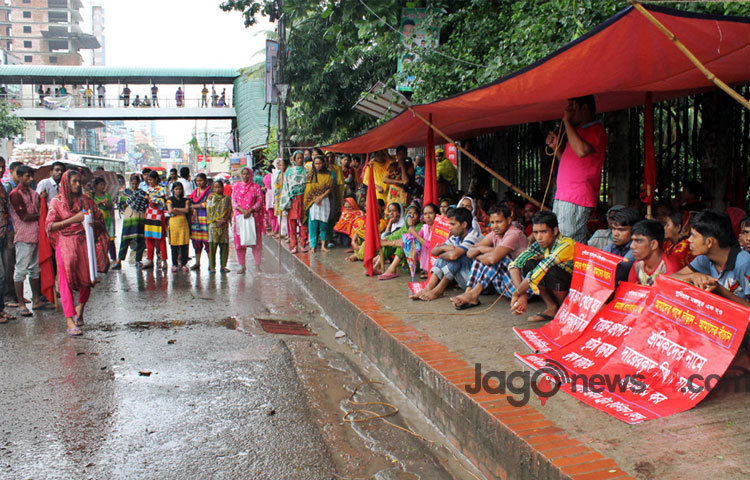 বকেয়া বেতন ও ঈদ বোনাসের দাবিতে গত ১২ জুলাই থেকে জাতীয় প্রেসক্লাবের সামনে টানা আন্দোলন করে যাচ্ছেন সোয়ান গার্মেন্টের শ্রমিকরা।