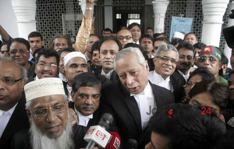 সাকা চৌধুরীর মৃত্যুদণ্ডের রায় বহাল রেখেছেন সু্প্রিম কোর্টের আপিল বিভাগ। এসময় উভয়পক্ষের আইনজীবীরা সাংবাদিকদের সঙ্গে কথা বলেন।