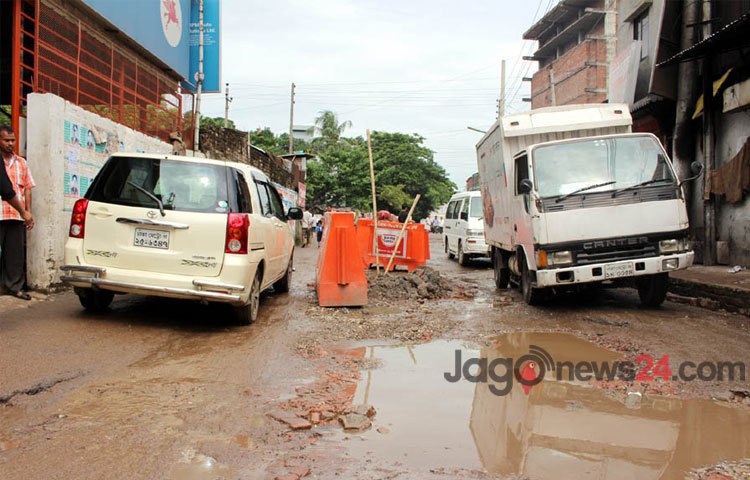 রাজধানীর বিভিন্ন এলাকায় রাস্তার বেহাল অবস্থা। ছবিটি বেগুনবাড়ি এলাকা থেকে তোলা।