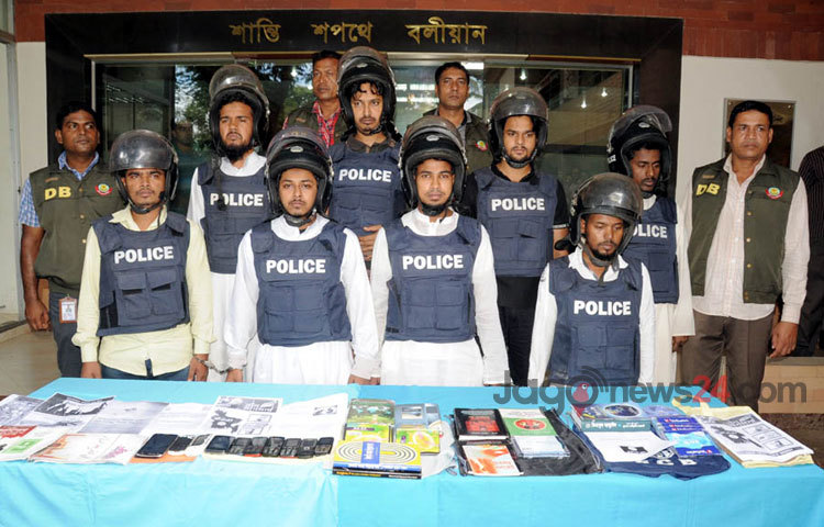 রাজধানীর উত্তরায় অভিযান চালিয়ে নিষিদ্ধ ঘোষিত জঙ্গি সংগঠন জামাআতুল মুজাহিদীন বাংলাদেশের (জেএমবি) এর ভারপ্রাপ্ত আমিরসহ ৮ জঙ্গিকে গ্রেফতার করেছে মহানগর গোয়েন্দা পুলিশ (ডিবি)