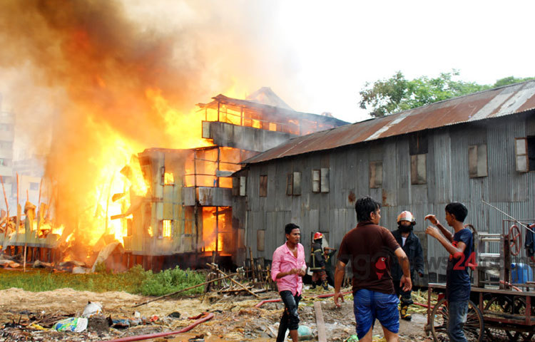 রাজধানীর মধ্যবাড্ডার আলাতুন্নেসা স্কুল সড়কের পাশের টিনশেড বস্তিতে ভয়াবহ অগ্নিকাণ্ডের ঘটনা ঘটে