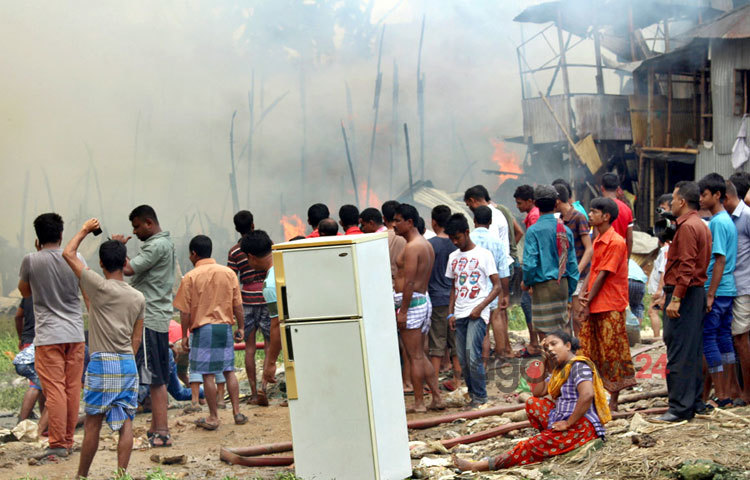 রাজধানীর মধ্যবাড্ডার আলাতুন্নেসা স্কুল সড়কের পাশের টিনশেড বস্তিতে ভয়াবহ অগ্নিকাণ্ডের ঘটনা ঘটে