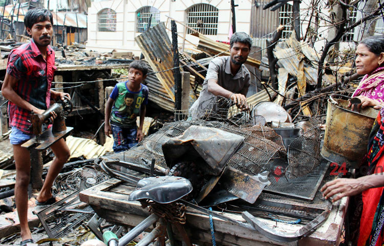 রাজধানীর মধ্য বাড্ডার বস্তিতে অগ্নিকাণ্ডে আশ্রয়হীন হয়ে পড়ে কয়েকশ মানুষ
