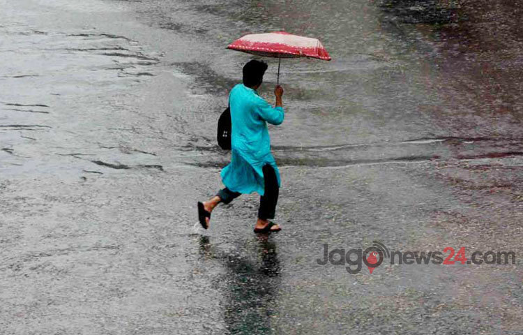 আগামী কয়েক দিন মাঝারি থেকে ভারী বর্ষণ হতে পারে বলে আবহাওয়া অধিদফতরের পূর্বাভাসে বলা হয়েছে। ঈদ উৎসবের মাঝে বৃষ্টি হানা দেয়ায় ভোগান্তিতে পড়েছেন মানুষজন