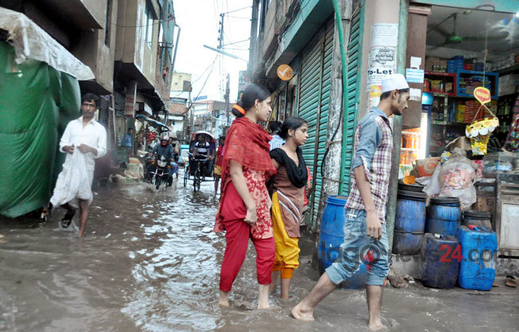 আগামী কয়েক দিন মাঝারি থেকে ভারী বর্ষণ হতে পারে বলে আবহাওয়া অধিদফতরের পূর্বাভাসে বলা হয়েছে। ঈদ উৎসবের মাঝে বৃষ্টি হানা দেয়ায় ভোগান্তিতে পড়েছেন মানুষজন