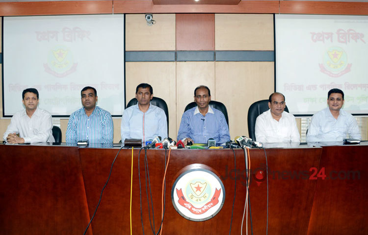 রাজধানীর উত্তরায় অভিযান চালিয়ে নিষিদ্ধ ঘোষিত জঙ্গি সংগঠন জামাআতুল মুজাহিদীন বাংলাদেশের (জেএমবি) এর ভারপ্রাপ্ত আমিরসহ ৮ জঙ্গিকে গ্রেফতার করেছে মহানগর গোয়েন্দা পুলিশ (ডিবি)