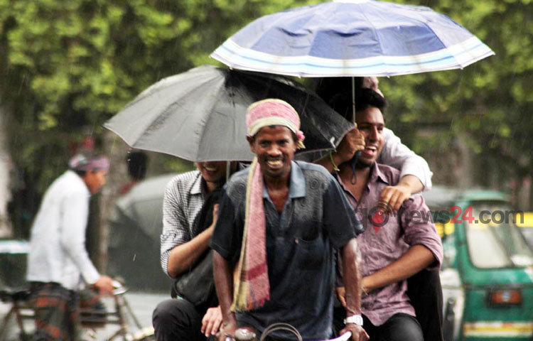 গুড়ি গুড়ি বৃষ্টিতে থেমে নেই রাজধানীবাসীর ঈদ আনন্দ.. শাহবাগস্থ শিশু পার্কের দৃশ্য