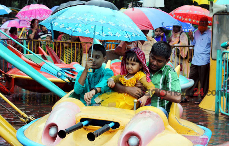 গুড়ি গুড়ি বৃষ্টিতে থেমে নেই রাজধানীবাসীর ঈদ আনন্দ.. শাহবাগস্থ শিশু পার্কের দৃশ্য