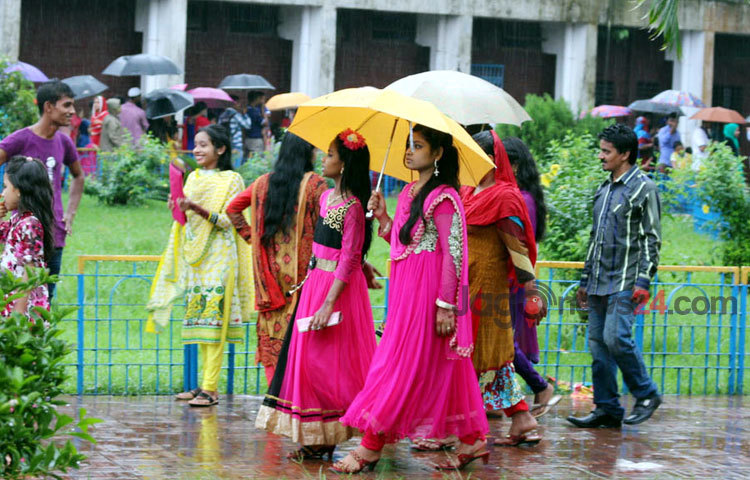 গুড়ি গুড়ি বৃষ্টিতে থেমে নেই রাজধানীবাসীর ঈদ আনন্দ.. শাহবাগস্থ শিশু পার্কের দৃশ্য