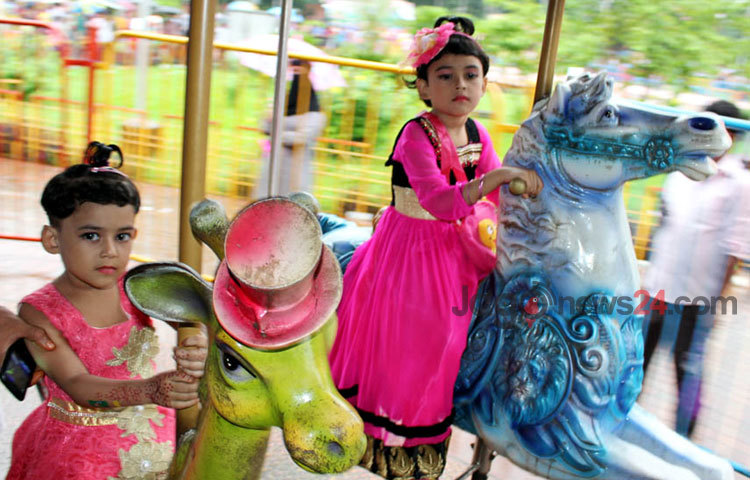 গুড়ি গুড়ি বৃষ্টিতে থেমে নেই রাজধানীবাসীর ঈদ আনন্দ.. শাহবাগস্থ শিশু পার্কের দৃশ্য