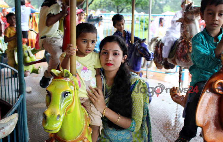গুড়ি গুড়ি বৃষ্টিতে থেমে নেই রাজধানীবাসীর ঈদ আনন্দ.. শাহবাগস্থ শিশু পার্কের দৃশ্য
