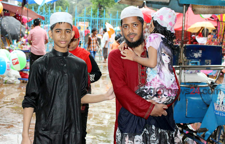 গুড়ি গুড়ি বৃষ্টিতে থেমে নেই রাজধানীবাসীর ঈদ আনন্দ.. শাহবাগস্থ শিশু পার্কের দৃশ্য