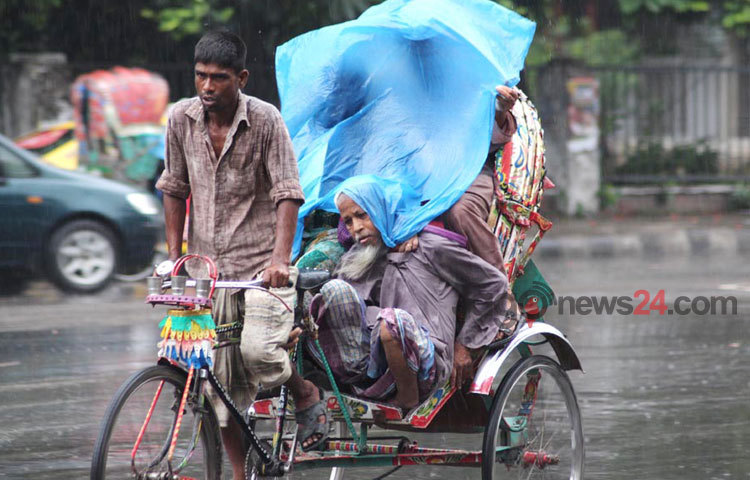 গুড়ি গুড়ি বৃষ্টিতে থেমে নেই রাজধানীবাসীর ঈদ আনন্দ.. শাহবাগস্থ শিশু পার্কের দৃশ্য