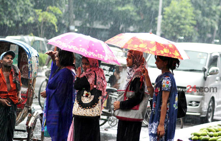 গুড়ি গুড়ি বৃষ্টিতে থেমে নেই রাজধানীবাসীর ঈদ আনন্দ.. শাহবাগস্থ শিশু পার্কের দৃশ্য