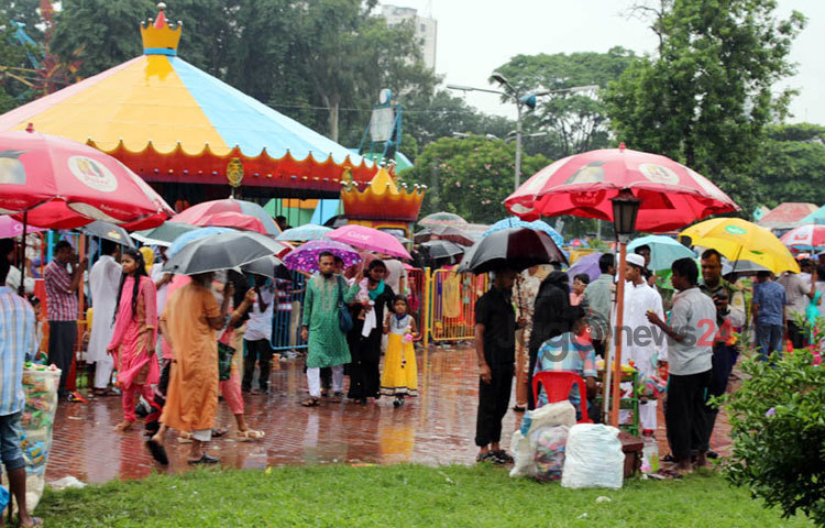 গুড়ি গুড়ি বৃষ্টিতে থেমে নেই রাজধানীবাসীর ঈদ আনন্দ.. শাহবাগস্থ শিশু পার্কের দৃশ্য