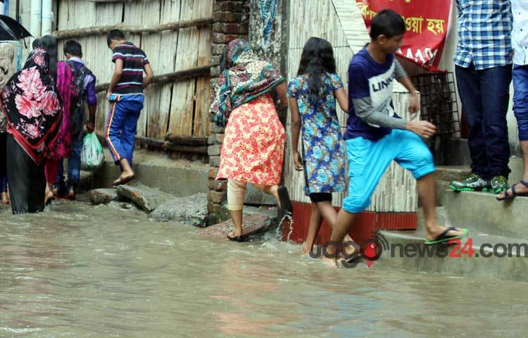 একটু বৃষ্টি হলেই রাজধানীর বিভিন্ন এলাকায় পানি জমে যায়। তবে দুর্ভোগ পোহাতে হয় সাধারণ জনগণের।