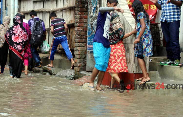 একটু বৃষ্টি হলেই রাজধানীর বিভিন্ন এলাকায় পানি জমে যায়। তবে দুর্ভোগ পোহাতে হয় সাধারণ জনগণের।