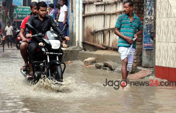 একটু বৃষ্টি হলেই রাজধানীর বিভিন্ন এলাকায় পানি জমে যায়। তবে দুর্ভোগ পোহাতে হয় সাধারণ জনগণের।