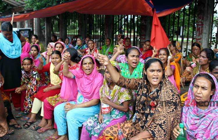 বকেয়া বেতন ও বোনাসের দাবিতে বুধবার জাতীয় প্রেসক্লাবের সামনে সোয়ান গার্মেন্টসের শ্রমিকরা বিক্ষোভ করে