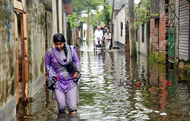 দীর্ঘদিন ধরে হাঁটু পানি- পানি কমতেই চায় না- একটু কমলেই আবার বৃষ্টি, দুর্ভোগ সাধারণ মানুষের