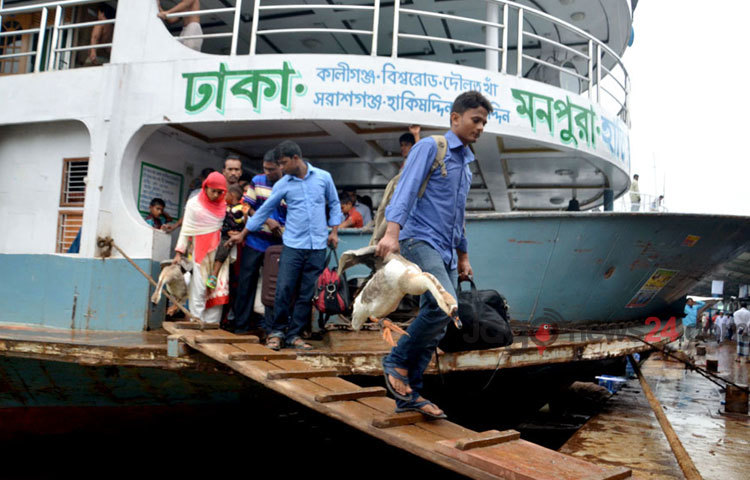 পরিবার-পরিজনের সঙ্গে পবিত্র ঈদুল ফিতর উযযাপন শেষে কর্মস্থলে ফিরছেন মানুষ। ছবিটি মঙ্গলবার সদরঘাট থেকে তোলা