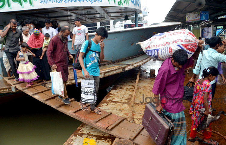 পরিবার-পরিজনের সঙ্গে পবিত্র ঈদুল ফিতর উযযাপন শেষে কর্মস্থলে ফিরছেন মানুষ। ছবিটি মঙ্গলবার সদরঘাট থেকে তোলা