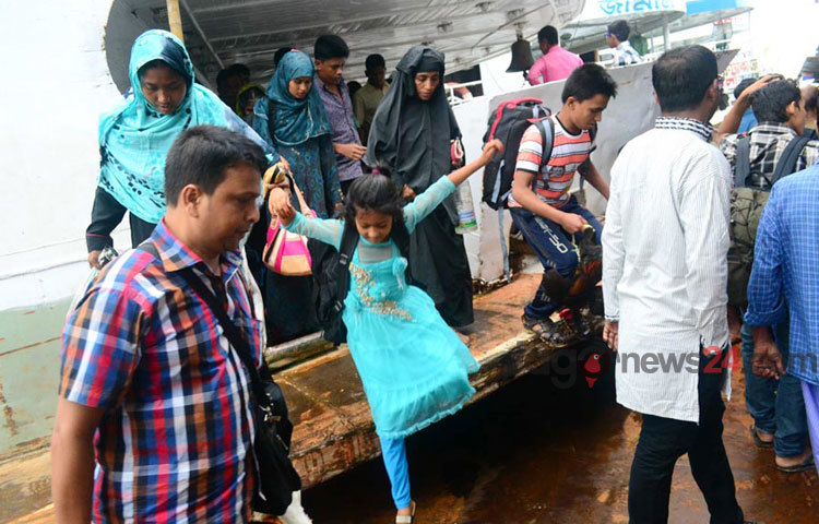 পরিবার-পরিজনের সঙ্গে পবিত্র ঈদুল ফিতর উযযাপন শেষে কর্মস্থলে ফিরছেন মানুষ। ছবিটি মঙ্গলবার সদরঘাট থেকে তোলা