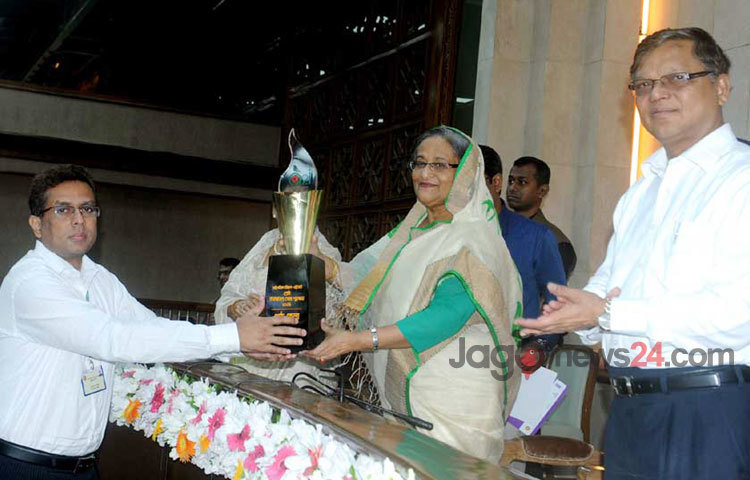 মঙ্গলবার জেলা প্রশাসকদের সম্মেলনের উদ্বোধনী অনুষ্ঠানে প্রধানমন্ত্রী শেখ হাসিনা