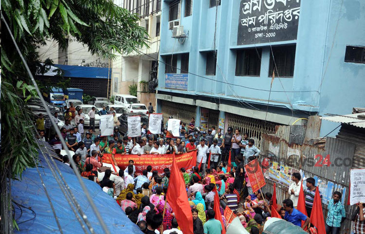বকেয়া বেতন ও বোনাসের দাবিতে মঙ্গলবার জাতীয় প্রেসক্লাবের সামনে থেকে শ্রম মন্ত্রণালয় ঘেরাও করতে রওনা হন সোয়ান গার্মেন্টসের শ্রমিকরা