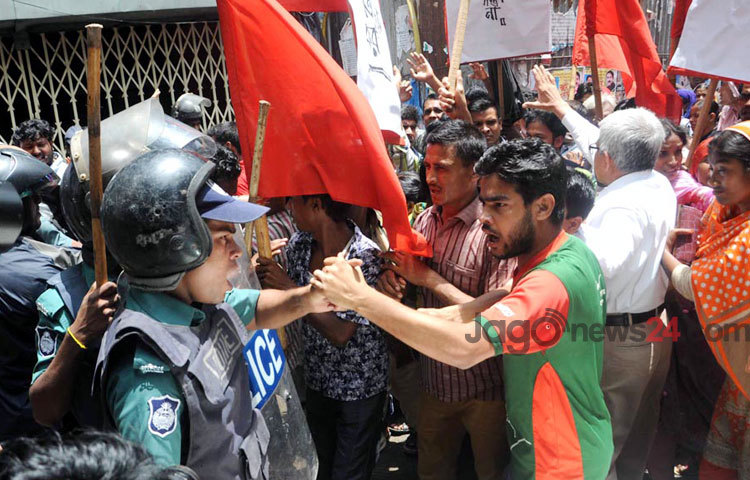 বকেয়া বেতন ও বোনাসের দাবিতে মঙ্গলবার জাতীয় প্রেসক্লাবের সামনে থেকে শ্রম মন্ত্রণালয় ঘেরাও করতে রওনা হন সোয়ান গার্মেন্টসের শ্রমিকরা