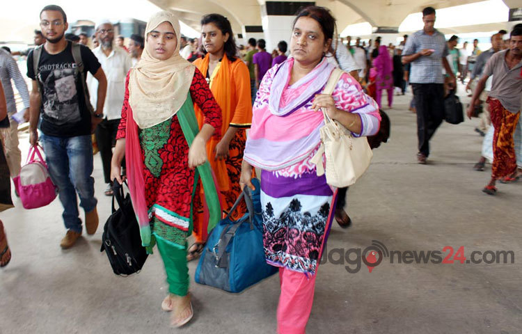 প্রিয়জনের সঙ্গে ঈদের আনন্দ শেষে রাজধানীতে ফিরতে শুরু করেছে কর্মজীবী মানুষের দল। ভোর থেকেই ঘর-ফেরত মানুষে মুখরিত ছিল কমলাপুর