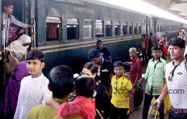 প্রিয়জনের সঙ্গে ঈদের আনন্দ শেষে রাজধানীতে ফিরতে শুরু করেছে কর্মজীবী মানুষের দল। ভোর থেকেই ঘর-ফেরত মানুষে মুখরিত ছিল কমলাপুর