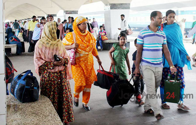 প্রিয়জনের সঙ্গে ঈদের আনন্দ শেষে রাজধানীতে ফিরতে শুরু করেছে কর্মজীবী মানুষের দল। ভোর থেকেই ঘর-ফেরত মানুষে মুখরিত ছিল কমলাপুর