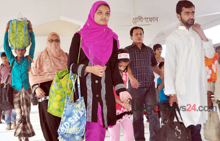 প্রিয়জনের সঙ্গে ঈদের আনন্দ শেষে রাজধানীতে ফিরতে শুরু করেছে কর্মজীবী মানুষের দল। ভোর থেকেই ঘর-ফেরত মানুষে মুখরিত ছিল কমলাপুর