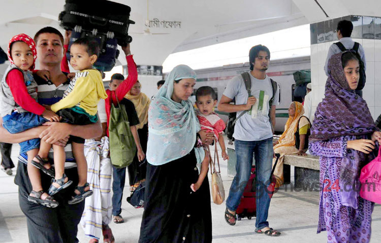 প্রিয়জনের সঙ্গে ঈদের আনন্দ শেষে রাজধানীতে ফিরতে শুরু করেছে কর্মজীবী মানুষের দল। ভোর থেকেই ঘর-ফেরত মানুষে মুখরিত ছিল কমলাপুর