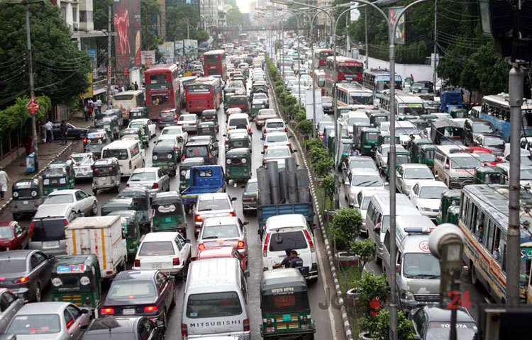 তীব্র যানজটে অনেকটা স্থবির রাজধানী, ছবিটি ফার্মগেট এলাকা থেকে তোলা