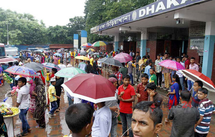 প্রতিকূল আবহাওয়ার কারণে এবার ঈদে রাজধানীর মিরপুরে জাতীয় চিড়িয়াখানার দর্শনার্থী অর্ধেকের নিচে নেমে এসেছে