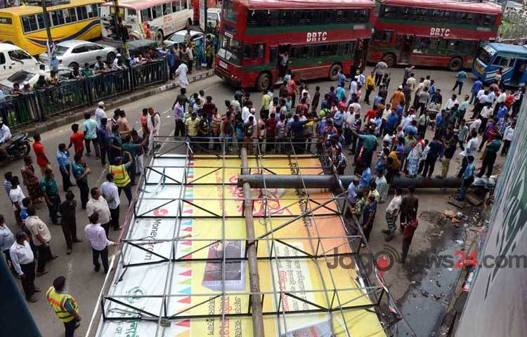 রোববার বিকেল সাড়ে ৩টার দিকে রাজধানীর মতিঝিলের শাপলা চত্বর এলাকায় বিলবোর্ড পড়ে এক পথচারী আহত হন।
