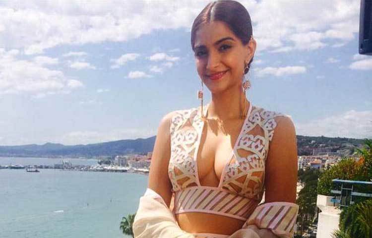 প্রসাধন সামগ্রী লরিয়েলের দূত হিসেবে সোনম কাপুর ফ্রান্সের নিসর্গ-শোভিত কান চলচ্চিত্র উৎসবে...